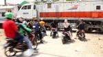 Ngeri! Begini Penampakan Perlintasan Kereta Tanpa Palang di Jakarta