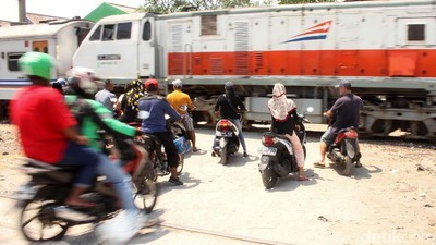Ngeri! Begini Penampakan Perlintasan Kereta Tanpa Palang di Jakarta