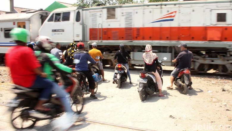 Pengendara motor di perlintasan kereta Foto: Rifkianto Nugroho Pengendara motor di perlintasan kereta Foto: Rifkianto Nugroho