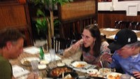 Meskipun fotonya agak berbayang tapi terlihat Bonnie sedang menikmati makanannya. Ada beberapa hidangan di meja yang siap dihabiskan.  Foto: Instagram @bonnieaarons1