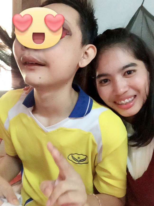 Wanita berusia 21 tahun ini kerap membagikan postingan inspiratif yang membagikan momen kebersamaan dirinya dengan Pooh. Foto: Dok. Facebook Atittaya Chumkeaw