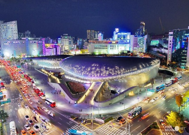 Inilah Dongdaemun Design Plaza atau juga dikenal dengan nama DDP, mall yang didatangi Presiden Jokowi di sela-sela kunjungan kerjanya ke Seoul, Korea Selatan, Senin (10/9/2018) malam. Didesain oleh arsitek kenamaan Zaha Hadid, kerennya desain mall ini membuahkan penghargaan SEGD Merit Award pada 2015. Foto: Dok. Visit Korea, MBC