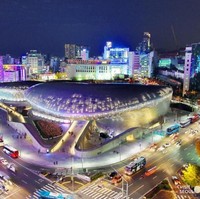 Inilah Dongdaemun Design Plaza atau juga dikenal dengan nama DDP, mall yang didatangi Presiden Jokowi di sela-sela kunjungan kerjanya ke Seoul, Korea Selatan, Senin (10/9/2018) malam. Didesain oleh arsitek kenamaan Zaha Hadid, kerennya desain mall ini membuahkan penghargaan SEGD Merit Award pada 2015. Foto: Dok. Visit Korea, MBC