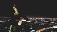 Sayangnya, pria itu ia tutupi wajahnya dengan emot icon bergambar monyet. Foto: Instagram Aura Kasih