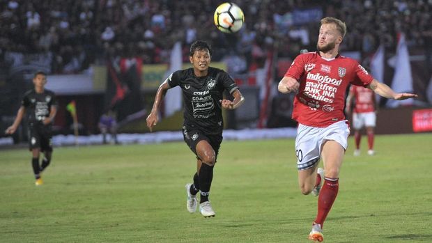 Melvin Platje mencetak dua gol ke gawang Mitra Kukar.