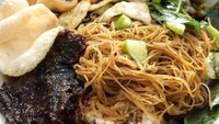 Nasi direndam kuah semur yang manis gurih. Lauknya dendeng plus bihun goreng. Makan yuk! Foto: Instagram @gongtogong
