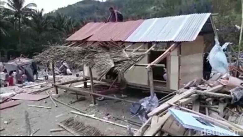 Puting Beliung Robohkan Tenda Pengungsi di Lombok Puting Beliung Robohkan Tenda Pengungsi di Lombok