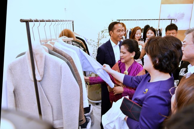 Jokowi dan Iriana sempat melihat-lihat pakaian seperti kemeja dan blazer yang dijual di toko-toko di Dongdaemun Design Plaza. Area shopping di Dongdaemun Design Plaza ini terletak di lantai satu gedung yang pernah digunakan sebagai lokasi Seoul Fashion Week ini. Foto: Laily Rachev - Biro Pers Setpres