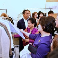 Jokowi dan Iriana sempat melihat-lihat pakaian seperti kemeja dan blazer yang dijual di toko-toko di Dongdaemun Design Plaza. Area shopping di Dongdaemun Design Plaza ini terletak di lantai satu gedung yang pernah digunakan sebagai lokasi Seoul Fashion Week ini. Foto: Laily Rachev - Biro Pers Setpres