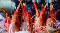 Ia sukses membawakan berbagai karakter dalam film sejak tahun 2001. Siapa sangka, valak juga suka makan lobster. Ini buktinya! Foto: Instagram @bonnieaarons1