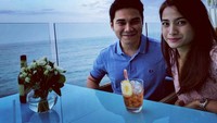 Meski sudah memiliki buah hati, tapi Vicky masih sering lho mengajak Acha dinner romantis berdua saja. Duh, manisnya! Foto: Instagram @vickykharisma