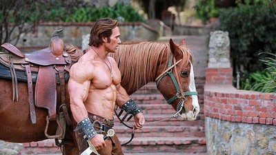 Hot! Intip Otot Kekar Aktor dan Binaragawan Mike OHearn