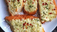 Keju? Pencinta keju bisa puas menyantap roti panggang ber-topping keju mozzarella ini. Apalagi ditaburi cabe bubuk dan rempah. Foto: Instagram @theclichekitchen