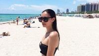 Berdarah campuran Amerika, Kelsey juga mondar-mandri ke Amerika Serikat. Ini gaya jalan-jalannya di Pantai Miami. (kelseymerritt/Instagram)