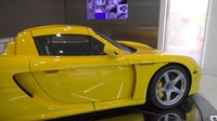 Dijamin membuat mata susah berkedip karena garasinya dipenuhi oleh deretan mobil super seharga miliaran. Foto: Screenshot Youtube Shmee150