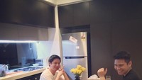 Kedatangan salah satau temannya ke rumah, Vicky terlihat akrab dan tertawa lepas sambil makan bersama dengan masakan yang dibuat oleh Acha. Foto: Instagram @vickykharisma