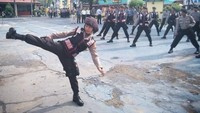 Akiau sedang memberikan latihan bela diri praktis untuk anggota kepolisian yang lain. (Foto: Instagram/marselinaoktavianti)