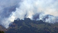 Kepulan asap dari kebakaran hutan gunung Sumbing difoto dari Desa Pagergunung, Bulu, Temanggung, Jawa Tengah, Selasa (11/9). ANTARA FOTO/Anis Efizudin.