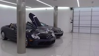 Mobilnya pun bukan mobil bekas, deretan koleksi terbarunya ada Koenigsegg Agera RS Phoenix yang dilapisi emas 24 karat dengan balutan warna hitam di bagian serat karbon bodinya. Foto: Screenshot Youtube Shmee150