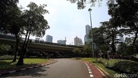 Karena hari libur, jalanan terlihat lengang.
