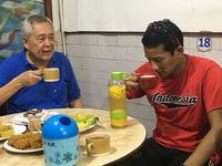 Sandiaga menyeruput teh impor.