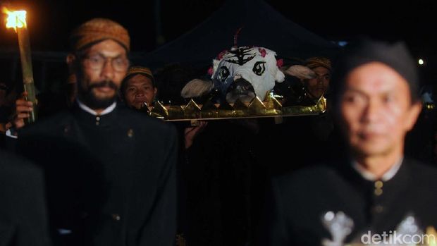 Merajuk untuk Meluruhkan Ibu Gunung yang Sedang Ngambek