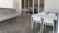 Ada ruangan bernama communal space. Ruangan ini bisa digunakan untuk bekerja, makan hingga bercengkrama. Foto: Sylke Febrina Laucereno