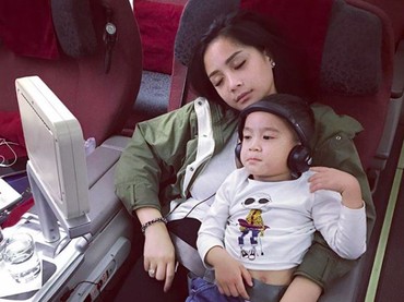 Muah! Cium dan Peluk Hangat Nagita Slavina untuk Rafathar