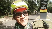 Nugie memilih bersepeda sebagai olahraga pilihan dan hobi. Berikut Nugie tengah gowes di lingkungan almamater kampusnya. (Foto : Instagram/nugietrilogy)