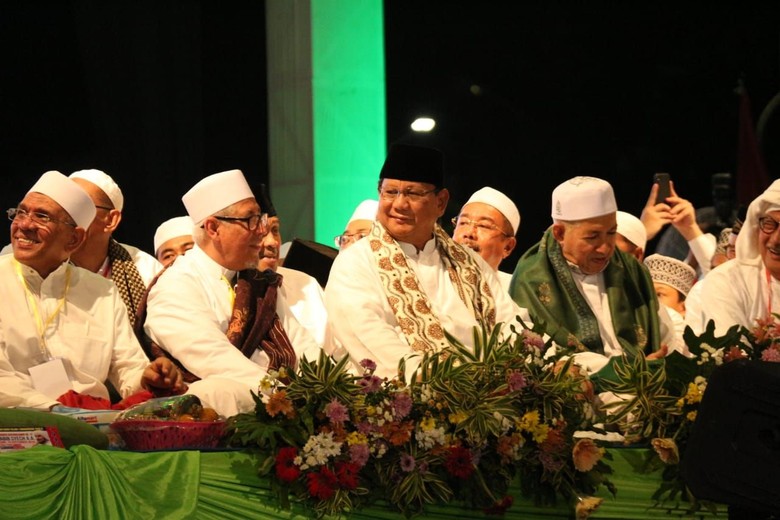 Prabowo Ikut Perayaan Tahun Baru Hijriah di Surabaya Prabowo Ikut Perayaan Tahun Baru Hijriah di Surabaya