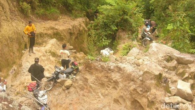 Pasien di Kecamatan Rampi, Luwu Utara harus ditandu karena tidak ambulans.