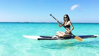 Bukan cuma main basah-basahan, Kelsey juga senang dengan paddle board. (kelseymerritt/Instagram)