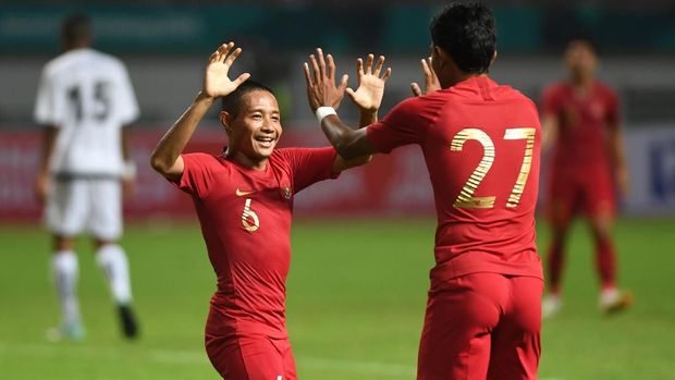 Evan Dimas merayakan gol ke gawang timnas Mauritius bersama Dedik Setiawan.