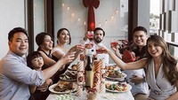  Vicky dan Acha sering hadir dalam acara jamuan makan yang dielenggarakan teman-temannya. Kali ini hidangannya ada beefsteak dengan salad yang lezat. Foto: Instagram @vickykharisma