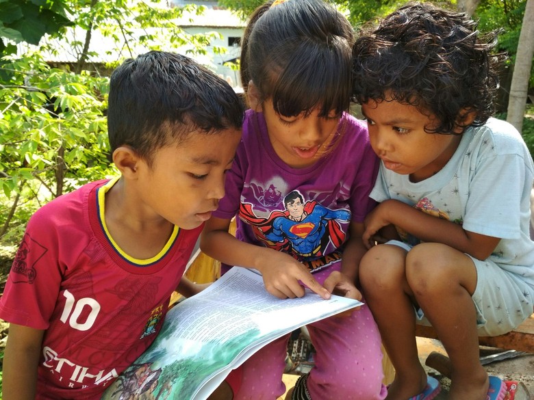Buku adalah Senjata Buku adalah Senjata
