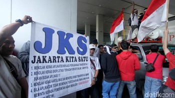 Massa driver online melakukan aksi unjuk rasa di depan kantor Go-Jek di Blok M, Jakarta Selatan, Rabu (12/9/2018).