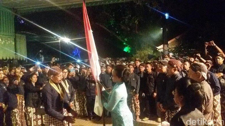Putri Sultan HB X Lepas Ribuan Warga Laku Bisu Keliling Keraton Putri Sultan HB X Lepas Ribuan Warga Laku Bisu Keliling Keraton