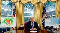 Presiden Amerika Serikat (AS) Donald Trump bersama sejumlah pejabat pemerintah menggelar pertemuan penting membahas upaya antisipasi terjangan badai Florence yang diprediksi akan menghantam wilayah bagian tenggara Amerika Serikat di Gedung Putih, Selasa (11/9/2018). Leah Millis/Reuters.