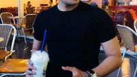 Saking doyannya dengan kopi, Kriss Hatta bahkan menyebut kopi sebagai mood booster bagi ia. Always be my mood booster to all my activity, tulis Kriss Hatta sambil mencium sebotol kopi.  Foto: Instagram @krisshatta07