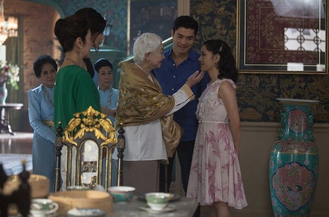 Ingin menemui keluarga pacar? Anda bisa melirik inspirasi dari gaya Rachel berikut yang manis dengan gaun berdetail ruffle dan bermotif floral. Foto: Warner Bros