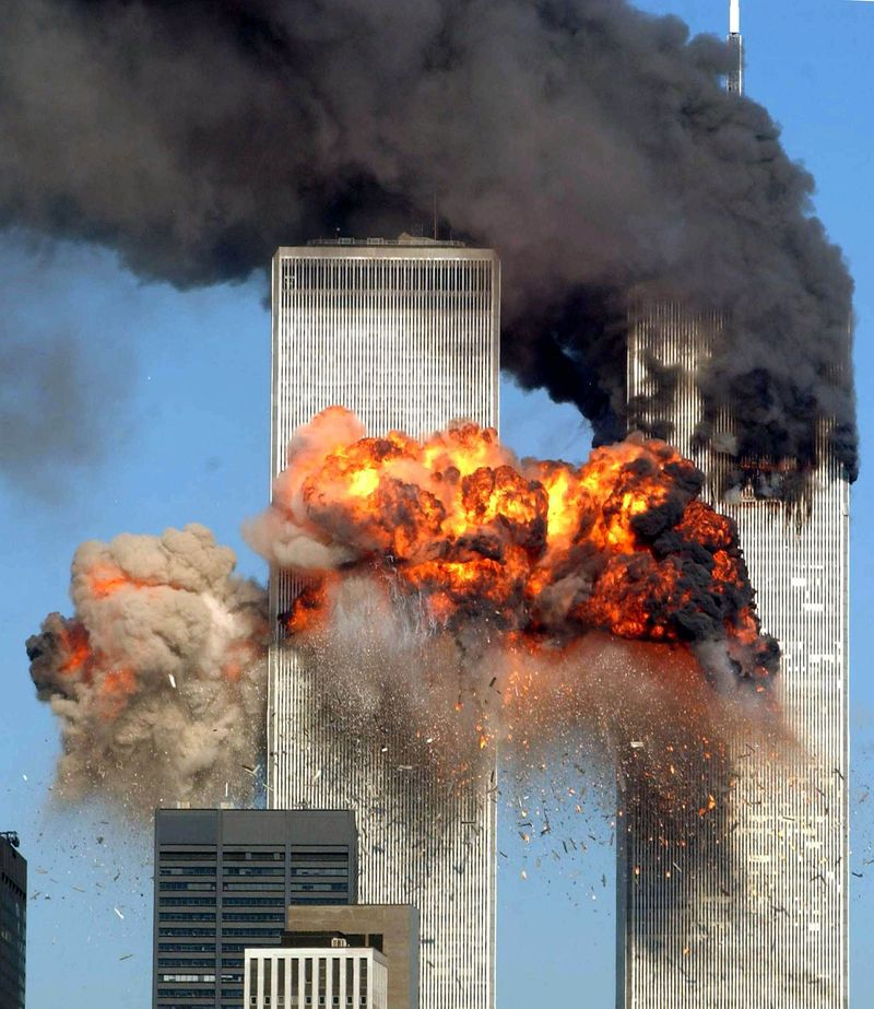 Menara kembar World Trade Center (WTC) ambruk dan rata dengan tanah usai dihantam dua pesawat yang dibajak Al-Qaeda. Peristiwa itu terjadi tepat 17 tahun lalu.