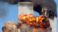 Pesawat yang menabrakkan diri ke Menara Kembar WTC memicu kebakaran hebat. Spencer Platt/Getty Images.