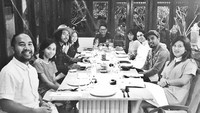 Last night. Had a great time with my @visinemaid family, tulis Angga saat makan bersama selebriti dan teman-temannya di salah satu restoran di Jakarta. Foto: Instagram anggasasongko