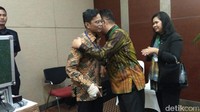 Tampak tangan Pahala dibalut kain seperti cedera. Foto: Achmad Dwi Afriyadi