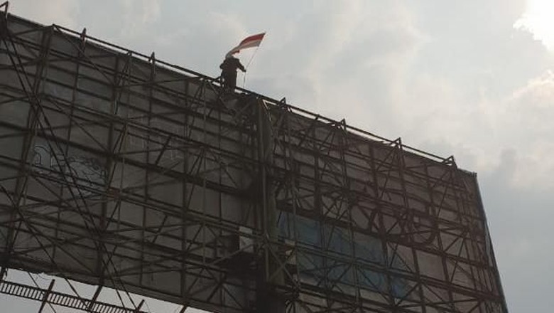 Agustinus Ancam Petugas yang Coba Evakuasi dari Baliho Pakai Besi Agustinus Ancam Petugas yang Coba Evakuasi dari Baliho Pakai Besi
