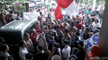 Tuntutan tersebut sama seperti tuntutan yang disampaikan mereka ketika berdemo di kantor Grab di Lippo Kuningan, Jakarta Selatan, Senin (10/9) lalu. Massa memprotes selama ini disebut sebagai mitra oleh Go-Jek maupun Grab tapi tidak pernah dilibatkan dalam pengambilan kebijakan, termasuk soal penentuan tarif.