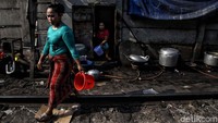Sebagian warga menjebol pagar pembatas untuk akses ke pinggir rel KA.