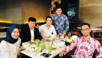 Bersama rekan-rekannya, Kriss makan siang bersama dengan soto khas Betawi lengkap dengan nasi putih, taburan bawang, serta emping renyah. Foto: Instagram @krisshatta07