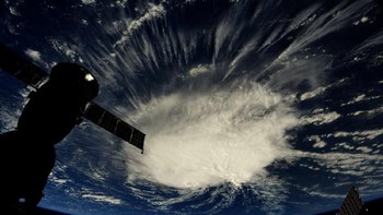 Sebuah foto yang diambil dari Stasiun Luar Angkasa Internasional oleh astronot ini menunjukan Hurricane Florence di atas Samudera Atlantik. Foto: NASA Handout via Reuters