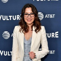 Saya selalu berpergian dengan produk perawatan kulit, dan satu produk wajib adalah whitening roll-on cream face mask dari Guerlain, ungkap Michelle soal rahasia awet mudanya seperti dikutip Stylist. Ia juga rutin mengaplikasikan tabir surya saat berpergian. (Foto: Getty Images)